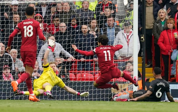 Arsenal give up late goal in 2-2 draw with Liverpool